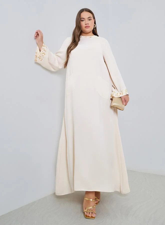 أميرة جلابية بمقاس كبير وتفاصيل فويل وجيب